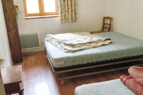 deux lits jumeaux dans une chambre avec fenêtre dans l'établissement Chalet chaleureux à Beaufort avec vue sur la montagne, à Beaufort