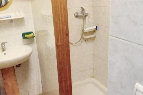 une salle de bain avec douche et lavabo dans l'établissement Chalet chaleureux à Beaufort avec vue sur la montagne, à Beaufort