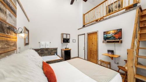 タウンゼンドにあるThe Lodge at Genesis Ranchの大きなベッドと階段のある寝室