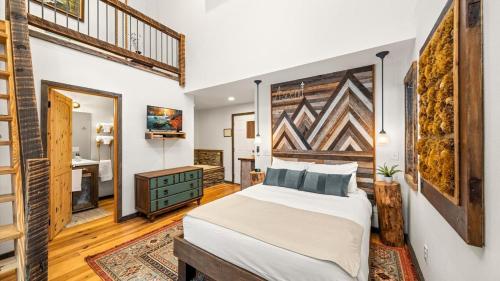 タウンゼンドにあるThe Lodge at Genesis Ranchの大きなベッドとバスルームのある寝室