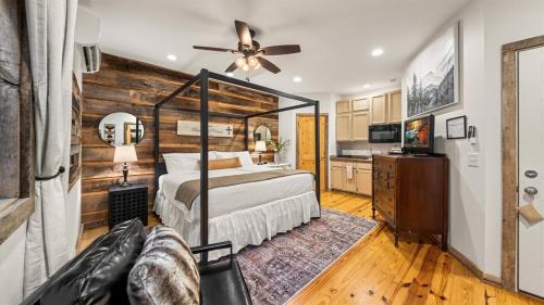 タウンゼンドにあるThe Lodge at Genesis Ranchのベッドと天井扇風機のある寝室