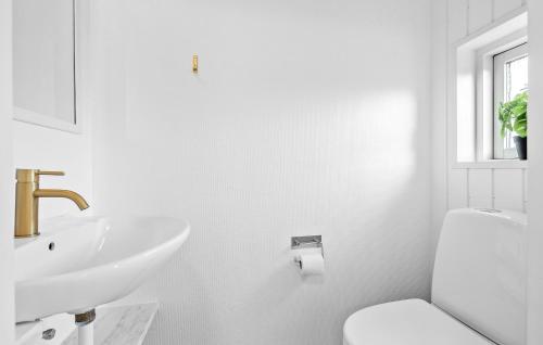 Ένα μπάνιο στο 4 Bedroom Nice Home In Otterup