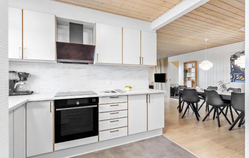 Η κουζίνα ή μικρή κουζίνα στο 4 Bedroom Nice Home In Otterup