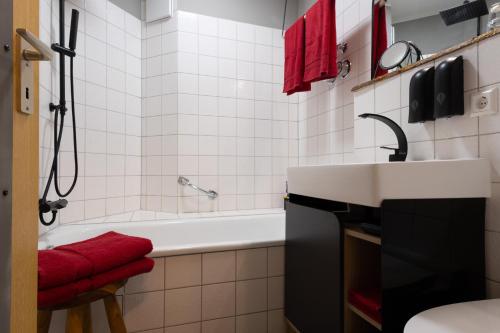 un baño con lavabo y bañera en Schwarzwaldmarie in Titisee mit Badewanne Sonnenbalkon TG-Stellplatz Küche, en Titisee-Neustadt