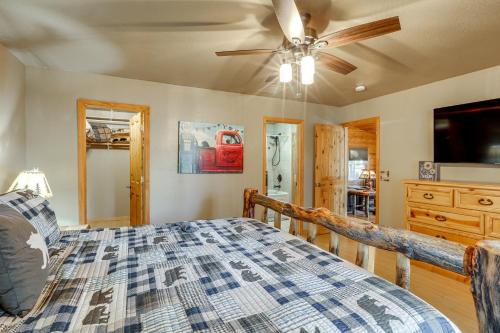 Katil atau katil-katil dalam bilik di Mountain Retreat in Flagstaffs Kachina Village!