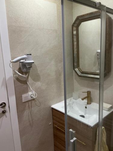 a bathroom with a sink and a mirror at Monasteriohome pt2 in Ibdes