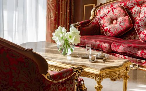 a table with a vase of flowers on top of it at Shamakhi Palace Sharadil in Şǝrǝdil