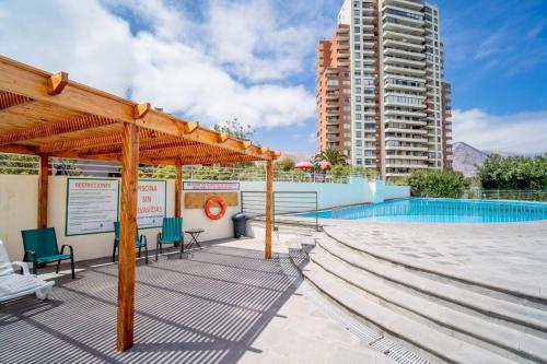 Бассейн в Hermoso departamento con vista al mar или поблизости