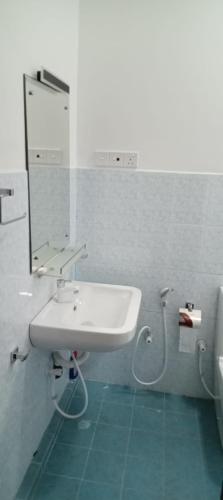 a bathroom with a sink and a mirror at Villa Paradiso in Wadduwa