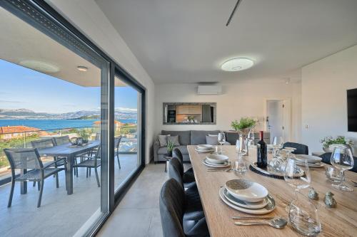 Theresia's - Sea-View And Pool