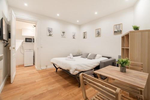 un salon avec un canapé et une table dans l'établissement Charming Studio near Sacré-Coeur, à Paris