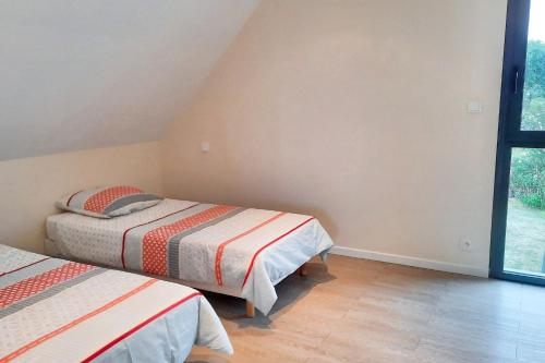 Ένα ή περισσότερα κρεβάτια σε δωμάτιο στο Appartement confortable à Lamballe avec vue sur mer