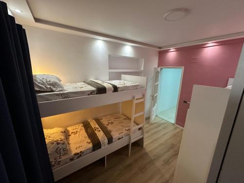 Postel nebo postele na pokoji v ubytování Tirana Blloku Vibes Hostel