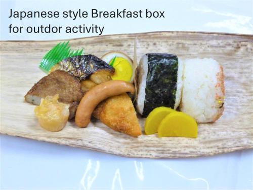 屋久岛莫瑞诺考卡吉小屋旅馆的日式早餐盒,供客人户外活动