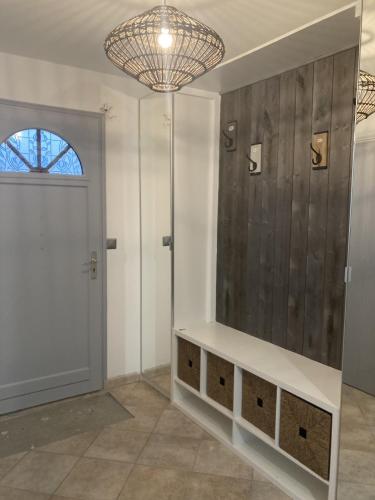 Cette chambre dispose d'une porte et d'un lustre. dans l'établissement LA MAISON DU PUITS DE FER à la Flotte en Ré, à La Flotte