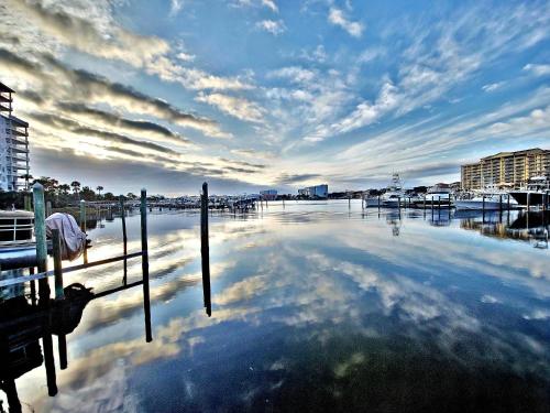 Boathouse Condo, Downtown Destin Harbor, Private Beach Access, Waterfront, on Golf course, Water Taxi pickup photo 5