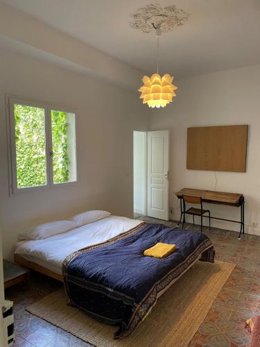 une chambre avec un grand lit et une table dans l'établissement Artist Residence - courtyard, terrace, Grand Piano, à Siran