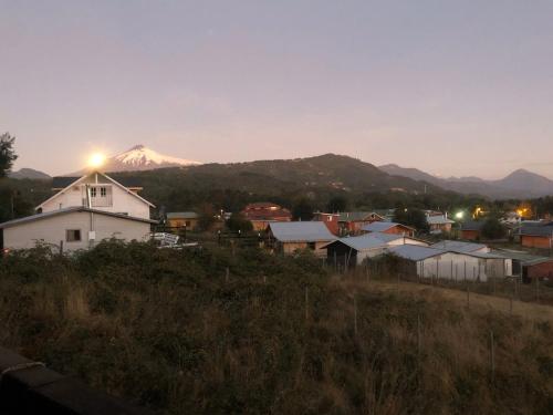 a town with a snow covered mountain in the background at hermosa casa vacacione en licanray in Trape
