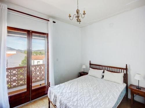 ein Schlafzimmer mit einem Bett und einem großen Fenster in der Unterkunft Townhouse in Rosas near Aqua Brava Water Park in Montjoys