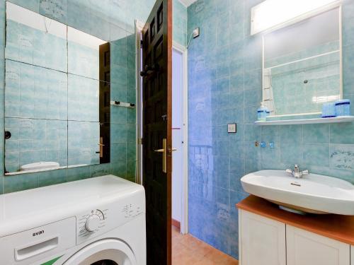 ein Badezimmer mit Waschmaschine und Waschbecken in der Unterkunft Townhouse in Rosas near Aqua Brava Water Park in Montjoys