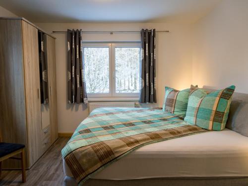 a bedroom with a bed with a window at Mill Pond Luxury Escape in Hemschlar