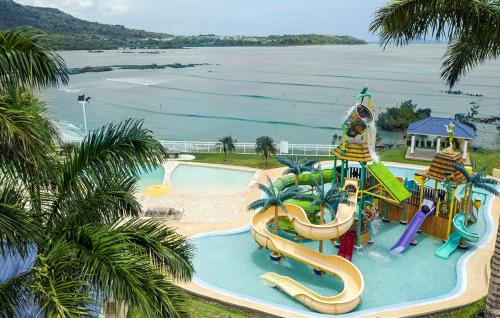 a water park with a water slide and a water park at casa de playa vacacional goldsky in Vista Alegre