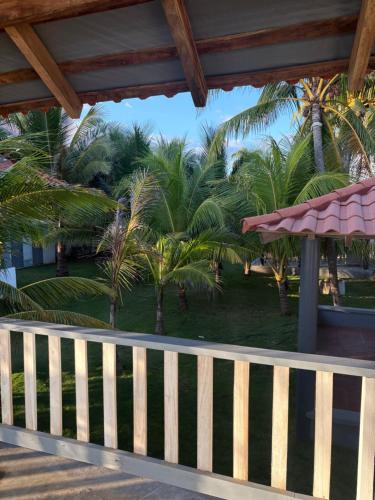 desde el porche de un complejo con palmeras en Boni Beach, en Miravalles