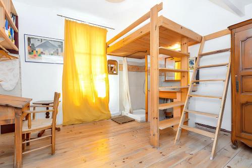 a room with a bunk bed and a desk at Maison charmante près d'Avignon avec terrasse in Avignon