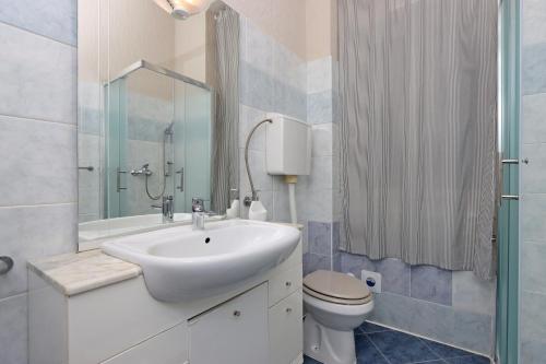 Apartments with WiFi Rijeka - 23155