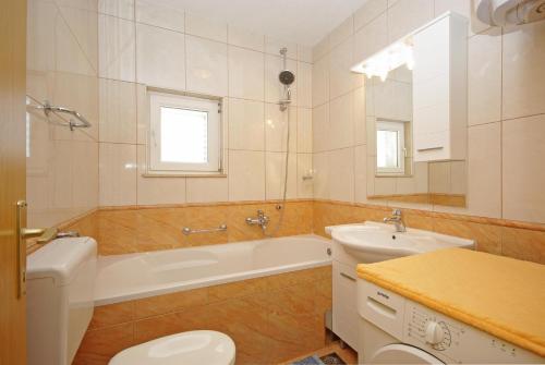 Ένα μπάνιο στο Family friendly house with a swimming pool Zavojane, Zagora - 23737