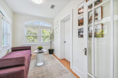 Χώρος καθιστικού στο Top Floor - Sun Filled Home - Jacuzzi - Pets Ok