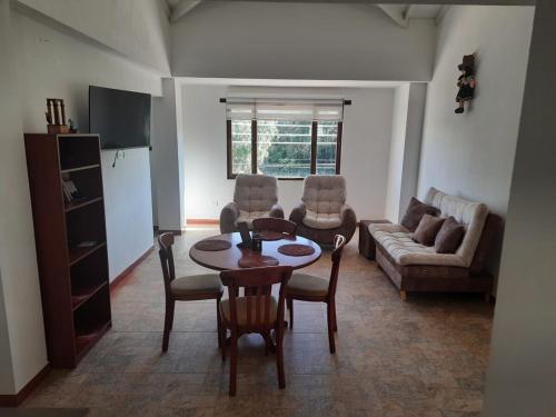 a living room with a table and a couch at Tranquilo apartamento en Sachica in Sáchica