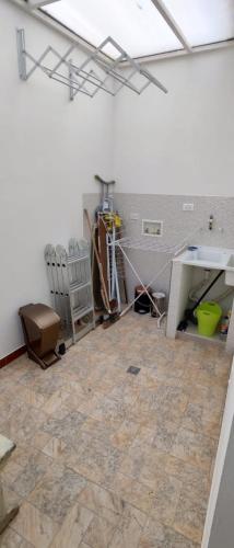 a room with a tile floor and a white wall at Tranquilo apartamento en Sachica in Sáchica