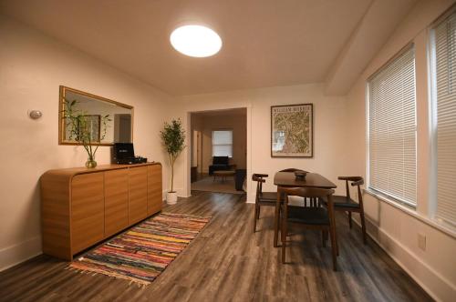 クリーブランドにあるEdgewater Stay on W78thのテーブルとダイニングルームのあるリビングルーム