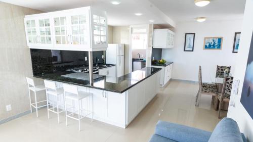 TV a/nebo společenská místnost v ubytování Cobertura duplex à beira-mar com jacuzzi e cascata