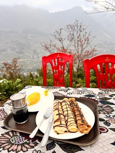 een tafel met een dienblad met eten erop bij Dinh Sapa Trekking & Homestay in Lao Cai