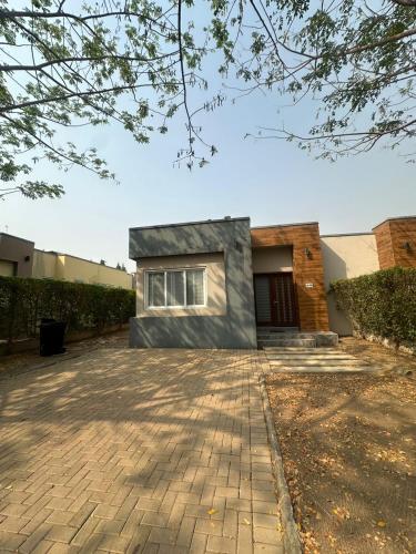 une maison avec une allée en pierre en face de celle-ci dans l'établissement Luxury East Legon Hills A gated 3-Bedroom house - Fivehills Homes, à Maijaw