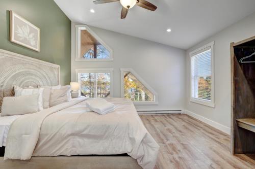 New Luxury Lakeview Haven with Lake Access, HotTub, Game Room, Sleeps 26にあるベッド
