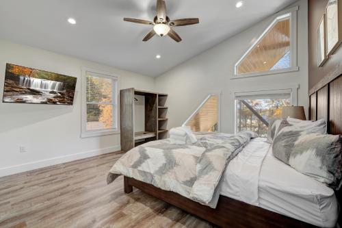 New Luxury Lakeview Haven with Lake Access, HotTub, Game Room, Sleeps 26にあるベッド