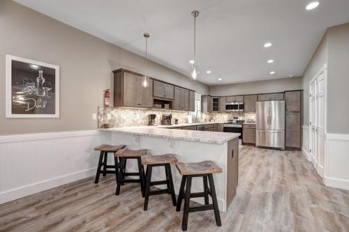 New Luxury Lakeview Haven with Lake Access, HotTub, Game Room, Sleeps 26にあるキッチンまたは簡易キッチン