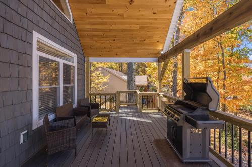 New Luxury Lakeview Haven with Lake Access, HotTub, Game Room, Sleeps 26にあるシーティングエリア