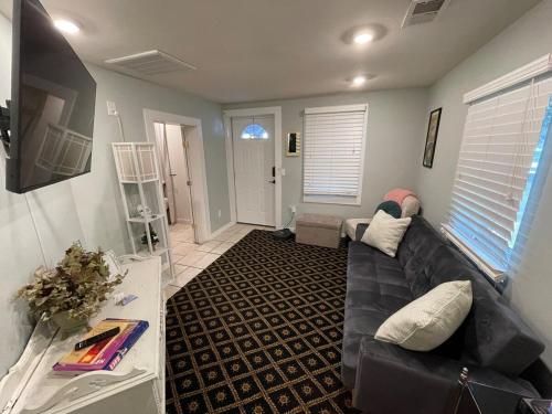 ein Wohnzimmer mit Sofa und Fernseher in der Unterkunft Carolina Cottage in Spartanburg