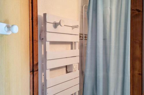 eine Tür mit einem Vorhang neben einer Dusche in der Unterkunft Charmant studio avec vue sur le Mont Blanc - 22 m² - Cordon in Cordon
