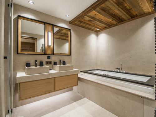 a bathroom with two sinks and a bath tub at Duplex de Prestige 6 Chambres, Route du Belvédère, Skis aux Pieds, Jacuzzi & Parking Privé - FR-1-613-8 in Méribel