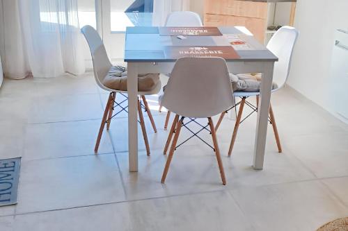 - une table avec deux chaises et une table avec un livre dans l'établissement Appartement cosy à Publier - 30 m², terrasse ensoleillée, à Publier