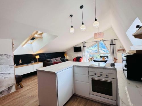 Il comprend une cuisine et un salon mansardé. dans l'établissement Les 2 Alpes - Appartement cosy 6 pers, au cœur de la station - FR-1-546-59, à Les Deux Alpes