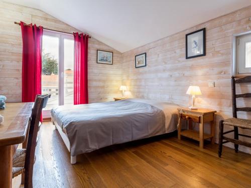 une chambre avec un lit, une table et une fenêtre dans l'établissement Maison éco près de la mer avec jardin et wifi - FR-1-306-1291, à Pornic