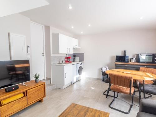 une cuisine et un salon avec une table dans la chambre dans l'établissement Studio climatisé avec terrasse vue mer, garage et wifi - FR-1-535-63, à Châtelaillon-Plage
