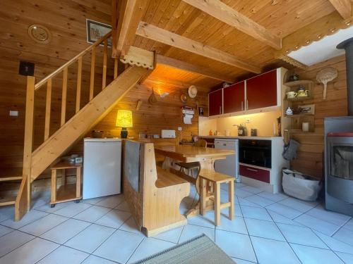 - une cuisine avec un escalier en bois dans une cabine dans l'établissement Chalet paisible sud, proche pistes et randonnées - FR-1-624-176, à Sixt-Fer-à-Cheval