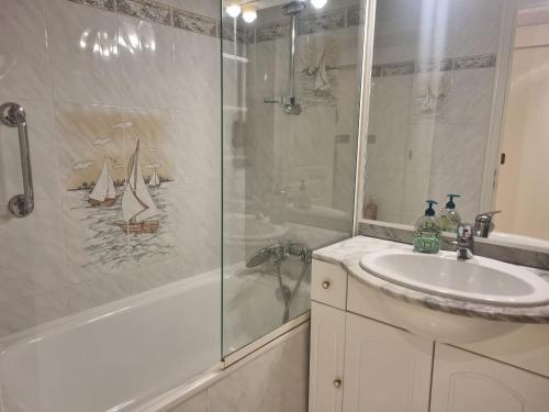 une salle de bain avec un lavabo et une douche dans l'établissement Spacieux T3 à Seignosse au bord de l'océan avec balcon - FR-1-239-1095, à Seignosse